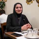 Lavora nel locale anche la 19enne Rayan Meslmani, giunta sei mesi fa dal sud del Libano per studiare Biologia. Rayan indossa il velo, ma afferma di non aver mai vissuto episodi di discriminazione, nonostante il suo aspetto poco occidentale
